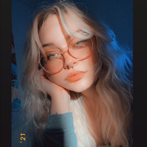 Meet your Posher, Casandra - Picture 1 of 1